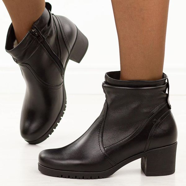 Czarne zimowe Polskie botki damskie Galant 3320. Czarne botki Galant, na jesień, bez wzorów, z jeansu, z okrągłym noskiem, bez obcasa, na obcasie, bez zapięcia. W wyprzedaży za 424,15 zł.