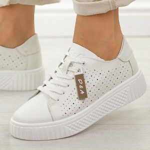 Białe skórzane ażurowe półbuty damskie DiA 5938. Białe półbuty DiA, na jesień, w ażurowe wzory, z dzianiny, bez obcasa, bez zapięcia. Za 239,00 zł.