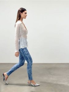 Legginsy tie dye - niebieski. Niebieskie legginsy Reserved, bez wzorów, z tkaniny. W wyprzedaży za 39,99 zł.