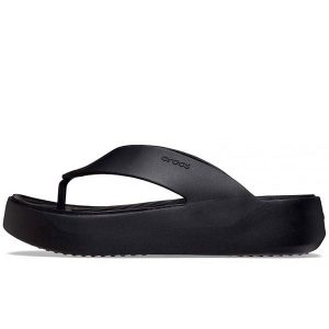 Klapki Crocs Getaway Platform Flip W Damskie. Czarne klapki Crocs, bez wzorów, z materiału, bez obcasa, na koturnie. Za 297,99 zł.