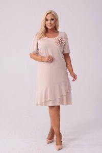 Elegancka beżowa sukienka Evelyn na wesele PLUS SIZE XXL. Brązowe sukienki Moda Size Plus Iwanek, na imprezę, plus size, z aplikacjami, z elastanu, eleganckie, bez kołnierzyka, plus size, bez ramiączek, midi. Za 289,90 zł.