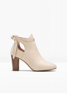 Krótkie botki z wycięciami. Brązowe botki bonprix, bez wzorów, bez obcasa, bez zapięcia. Za 149,99 zł.