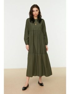 Trendyol Sukienka w kolorze khaki rozmiar: 40. Brązowe sukienki Trendyol, bez wzorów, bez kołnierzyka, bez ramiączek, maxi. Za 127,35 zł.