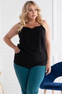 Top z ozdobną koronką przy dekolcie ELMA czarna. Czarne topy KARKO, plus size, bez wzorów, z elastanu, biznesowe, bez kołnierzyka, bez ramiączek. Za 69,50 zł.