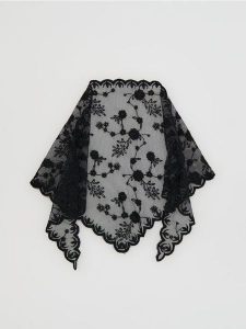 Koronkowy szal - czarny. Czarne szaliki Reserved, bez wzorów, z koronki. Za 49,99 zł.