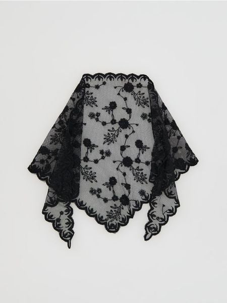 Koronkowy szal - czarny. Czarne szaliki Reserved, bez wzorów, z koronki. Za 49,99 zł.