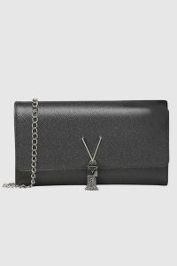 VALENTINO Szara kopertówka Divina Pochette. Szare torebki klasyczne Valentino by Mario Valentino, bez wzorów, duże, bez dodatków. W wyprzedaży za 283,99 zł.