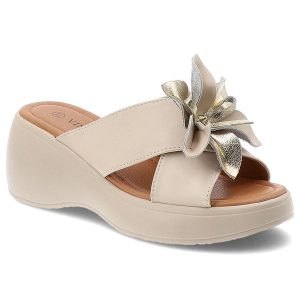 Klapki damskie Vinceza, cholewka ze skóry naturalnej wsuwany fason z ozdobnym kwiatem, beżowe, 41511. Brązowe klapki VINCEZA, bez wzorów, ze skóry, bez obcasa, na koturnie. Za 159,00 zł.