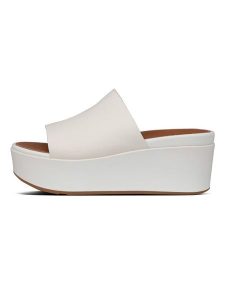 Fitflop Skórzane klapki w kolorze kremowym na koturnie rozmiar: 37. Brązowe klapki FitFlop, bez wzorów, z otwartym noskiem, bez obcasa, na koturnie. Za 230,00 zł.