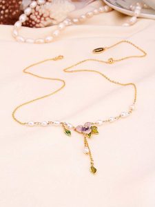 L'Atelier de Gaia Pozłacany naszyjnik z elementami ozdobnymi - dł. 50 cm rozmiar: onesize. Białe naszyjniki L'Atelier de Gaia, z perłą, pozłacane. Za 78,99 zł.