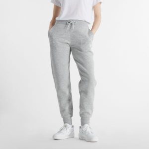 Spodnie damskie New Balance WP43805AG – szare. Szare spodnie dresowe New Balance, l, bez wzorów, z bawełny. Za 159,99 zł.