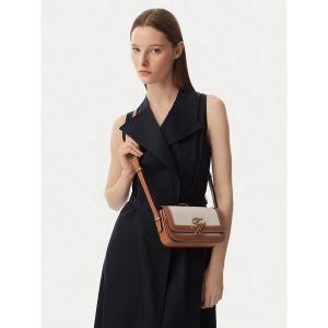 Torebka Tommy Hilfiger. Białe torebki klasyczne TOMMY HILFIGER, bez wzorów, bez dodatków. Za 687,99 zł.