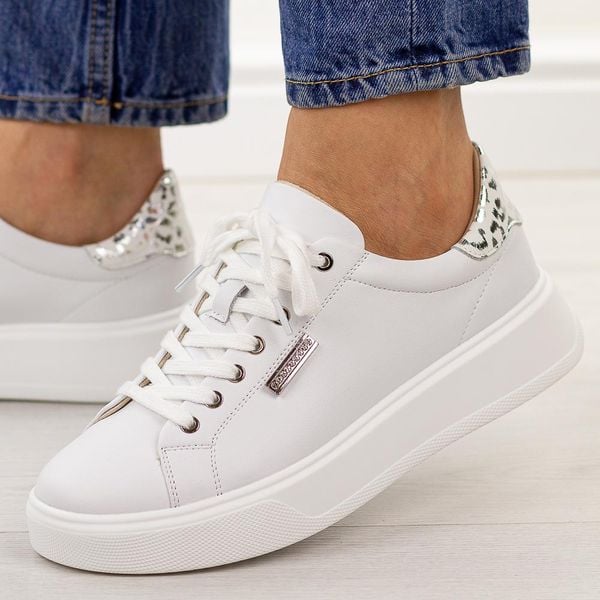 Białe skórzane półbuty damskie na platformie Potocki 19398. Białe półbuty POTOCKI, na jesień, bez wzorów, z jeansu, z okrągłym noskiem, bez obcasa, na platformie, bez zapięcia. Za 229,00 zł.