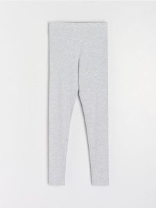 Prążkowane legginsy z gumką w pasie - szary. Szare legginsy Sinsay, bez wzorów, prążkowane. Za 29,99 zł.