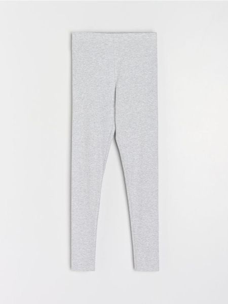 Prążkowane legginsy z gumką w pasie - szary. Szare legginsy Sinsay, bez wzorów, prążkowane. Za 29,99 zł.
