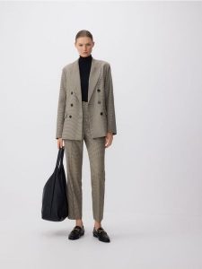 Dwurzędowa marynarka z dodatkiem wiskozy - wielobarwny. Marynarki i żakiety Reserved, l, bez wzorów, z tkaniny. W wyprzedaży za 139,99 zł.