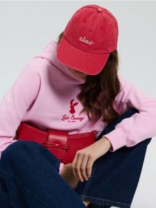 Czapka z daszkiem i napisem - czerwony. Czerwone czapki Sinsay, bez wzorów. W wyprzedaży za 15,99 zł.