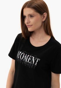 Bawełniany t-shirt z printem, Comfort Fit, T-MOMENTS. Czarne t-shirty Volcano, m, bez wzorów, z bawełny, bez kołnierzyka, bez ramiączek. Za 69,99 zł.