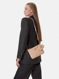 Guess Torebka J6GZ36 WR200 Różowy. Czerwone listonoszki Guess, z aplikacjami, ze skóry, bez dodatków. Za 129,99 zł.