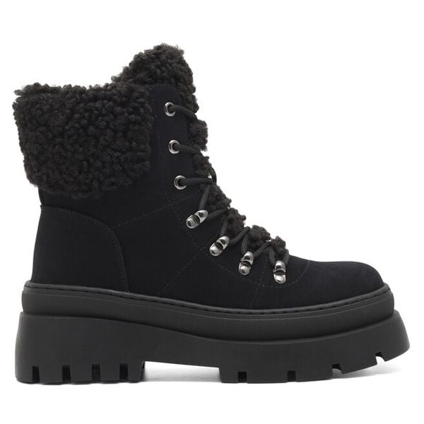 Trzewiki DeeZee. Czarne botki DeeZee, bez wzorów, bez obcasa, na płaskiej podeszwie, bez zapięcia. Za 107,99 zł.