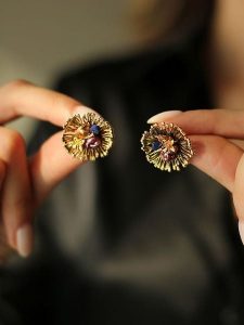 Pierres delicates Pozłacane kolczyki-wkrętki z perłami rozmiar: onesize. Różowe kolczyki Pierres delicates, z perłą, pozłacane. Za 86,99 zł.