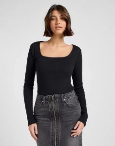 DAMSKA KOSZULKA LEE LS SQUARE NECK BLACK 112370951. Czarne bluzki Lee, s, bez wzorów, bez kołnierzyka, bez ramiączek. Za 89,99 zł.