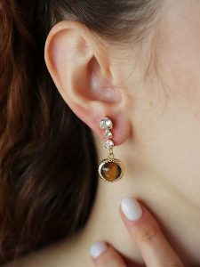 Pierres delicates Pozłacane kolczyki-wkrętki z tygrysim okiem i cyrkoniami rozmiar: onesize. Brązowe kolczyki Pierres delicates, z cyrkonią, pozłacane. Za 43,99 zł.