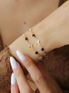 Pierres delicates Pozłacana bransoletka z kryształami rozmiar: onesize. Czarne bransoletki Pierres delicates, z kryształem, pozłacane. Za 34,99 zł.