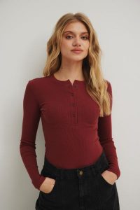 Dopasowany top z dekoltem na zatrzaski w kolorze MARSALA- MOODY NAP-XL. Szare topy Marsala, s, bez wzorów, z bawełny, bez kołnierzyka, bez ramiączek. Za 179,00 zł.