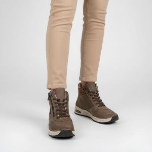 Trzewiki damskie Rieker, panterka z eko skóry na grubej podeszwie i zapinane na zamek, brązowe, 44565-25. Brązowe buty zimowe Rieker, z materiału, bez obcasa, bez zapięcia. Za 399,00 zł.