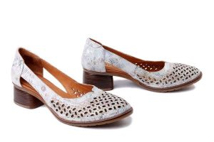 ARTIKER RELAKS 58C2117 ecru, czółenka damskie. Brązowe czółenka Artiker Relaks, w ażurowe wzory, ze skóry, bez obcasa, na obcasie, bez zapięcia. Za 274,90 zł.