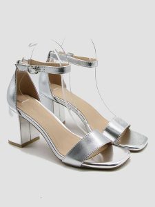 Bellucci Sandały w kolorze srebrnym na obcasie rozmiar: 40. Szare sandały Bellucci, bez wzorów, z otwartym noskiem, bez obcasa, na koturnie, bez zapięcia. Za 113,99 zł.