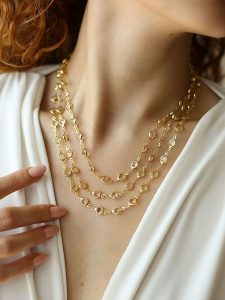 L'Atelier de Gaia Pozłacany naszyjnik z kryształami - dł. 48 cm rozmiar: onesize. Brązowe naszyjniki L'Atelier de Gaia, z kryształem, pozłacane. Za 95,92 zł.