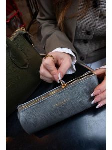 Victor & Hugo Paris Skórzana kosmetyczka "Laya" w kolorze szarym - 20 x 10 x 3 cm rozmiar: onesize. Szare kosmetyczki Victor & Hugo Paris, bez wzorów, z materiału. Za 100,99 zł.