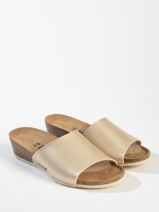 BACKSUN Klapki "Bologne" w kolorze złotym na koturnie rozmiar: 38. Żółte klapki Backsun, bez wzorów, z materiału, z otwartym noskiem, bez obcasa, na koturnie. Za 122,09 zł.