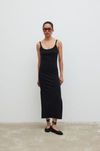 Sukienka na ramiączkach z prążkowanej dzianiny w kolorze TOTALLY BLACK - CARMEN MAXI-M/L. Czarne sukienki Marsala, l, bez wzorów, z bawełny, bez kołnierzyka, bez ramiączek, maxi. Za 249,90 zł.