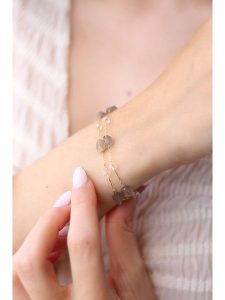 Pierres delicates Pozłacana bransoletka z labradorytami rozmiar: onesize. Szare bransoletki Pierres delicates, z labradorytem, pozłacane. Za 33,95 zł.