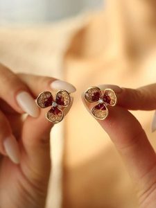 Pierres delicates Pozłacane kolczyki-wkrętki z cyrkoniami rozmiar: onesize. Pomarańczowe kolczyki Pierres delicates, z cyrkonią, pozłacane. Za 43,99 zł.