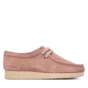 Półbuty Clarks. Czerwone półbuty Clarks, bez wzorów, bez obcasa, na płaskiej podeszwie, bez zapięcia. Za 429,99 zł.
