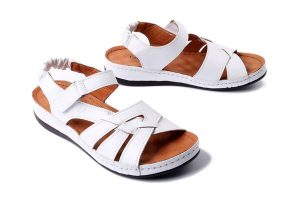 COMFORTABEL 710215-03 weiB, sandały damskie. Białe sandały Comfortabel, bez wzorów, bez obcasa, bez zapięcia. Za 227,92 zł.