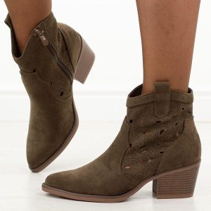 Czekoladowe ażurowe botki damskie, kowbojki Evento 9452. Brązowe botki eVento, na jesień, w ażurowe wzory, z jeansu, bez obcasa, na obcasie, bez zapięcia. Za 219,00 zł.