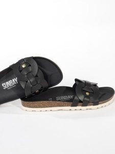 Sunbay Skórzane klapki "Lazuli" w kolorze czarnym rozmiar: 38. Czarne klapki Sunbay, bez wzorów, ze skóry, z otwartym noskiem, bez obcasa. Za 139,95 zł.