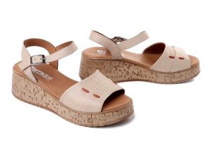 Artiker Relaks 58C3130 beżowy, sandały damskie. Brązowe sandały Artiker Relaks, bez wzorów, bez obcasa, na koturnie, bez zapięcia. Za 229,90 zł.