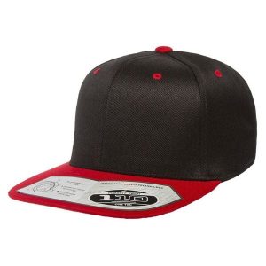 110 Czapka Z Daszkiem Typu Snapback. Czarne czapki FLEXFIT, bez wzorów. Za 119,99 zł.