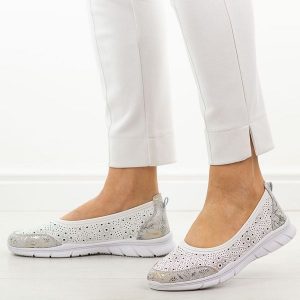 Białe ażurowe skórzane baleriny damskie Jezzi 9997. Brązowe balerinki Jezzi, w ażurowe wzory, z jeansu, z okrągłym noskiem, bez obcasa, na płaskiej podeszwie, bez zapięcia. Za 189,00 zł.