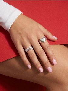 Pierścionki z motywem serca 2 pack - srebrny. Szare pierścionki Sinsay, srebrne. Za 12,99 zł.