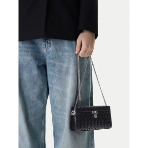 Torebka MICHAEL Michael Kors. Czarne torebki klasyczne MICHAEL Michael Kors, bez wzorów, bez dodatków. Za 677,99 zł.