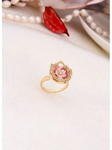 L'Atelier de Gaia Pozłacany pierścionek z masą perłową rozmiar: onesize. Różowe pierścionki L'Atelier de Gaia, z perłą, pozłacane. Za 39,99 zł.