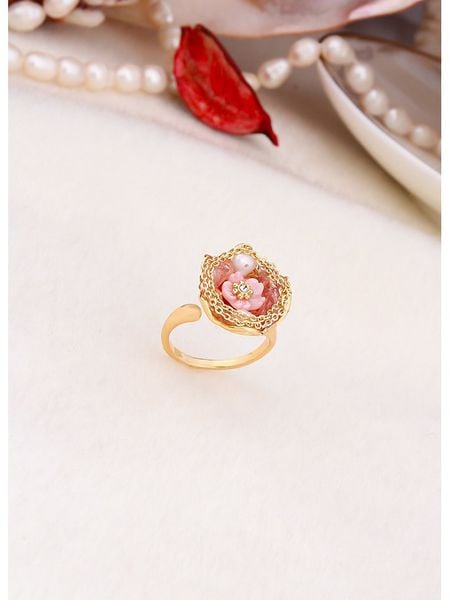 L'Atelier de Gaia Pozłacany pierścionek z masą perłową rozmiar: onesize. Różowe pierścionki L'Atelier de Gaia, z perłą, pozłacane. Za 91,56 zł.