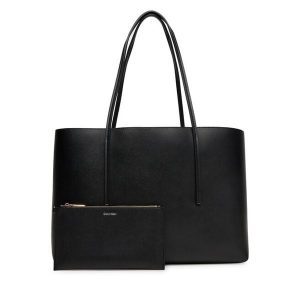 Torebka Calvin Klein. Czarne shopper bag Calvin Klein, bez wzorów, bez dodatków. Za 589,99 zł.